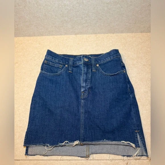 Madewell Denim Mini Skirt Distressed Raw Hem Size 25 Dark Wash - Picture 1 of 10